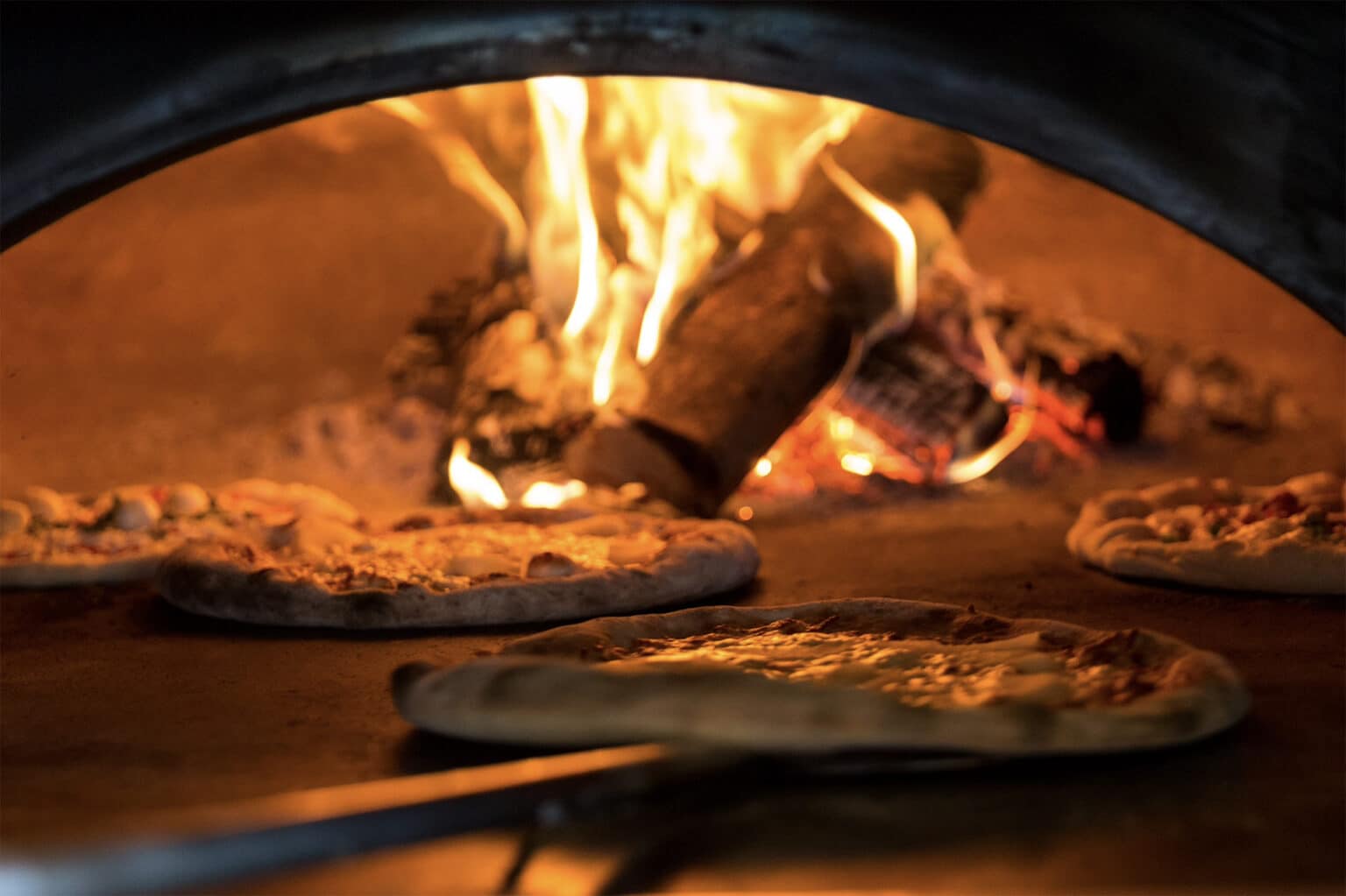 Restaurant Fuoco à Varennes: l’art de la pizza au four à bois, des ingrédients frais et une ambiance chaleureuse