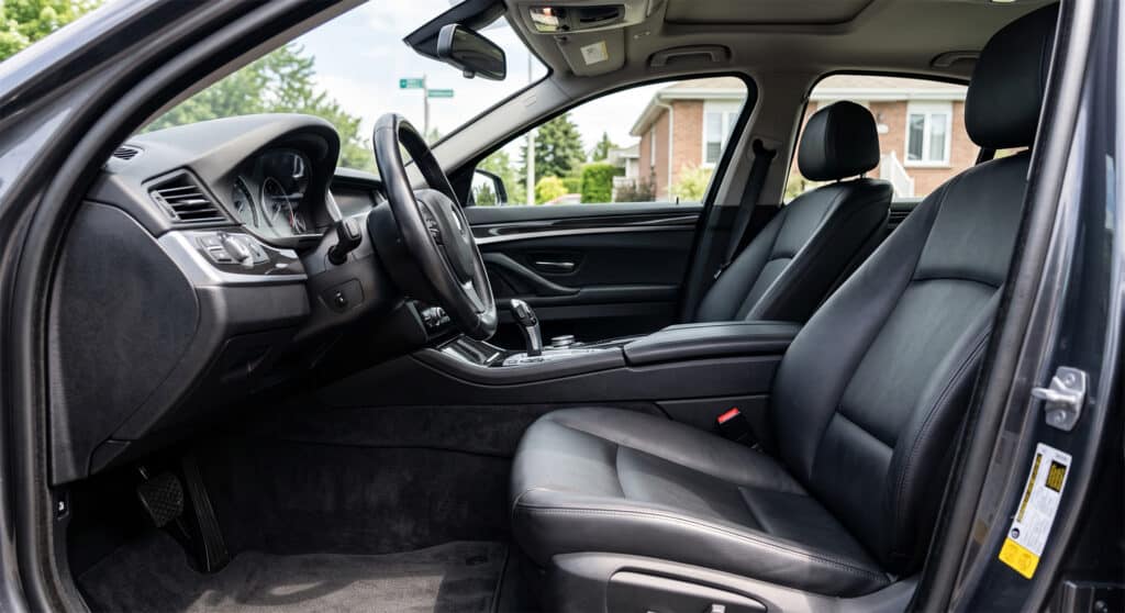 Comment éliminer les taches tenaces et les mauvaises odeurs de l'habitacle de votre voiture à Longueuil