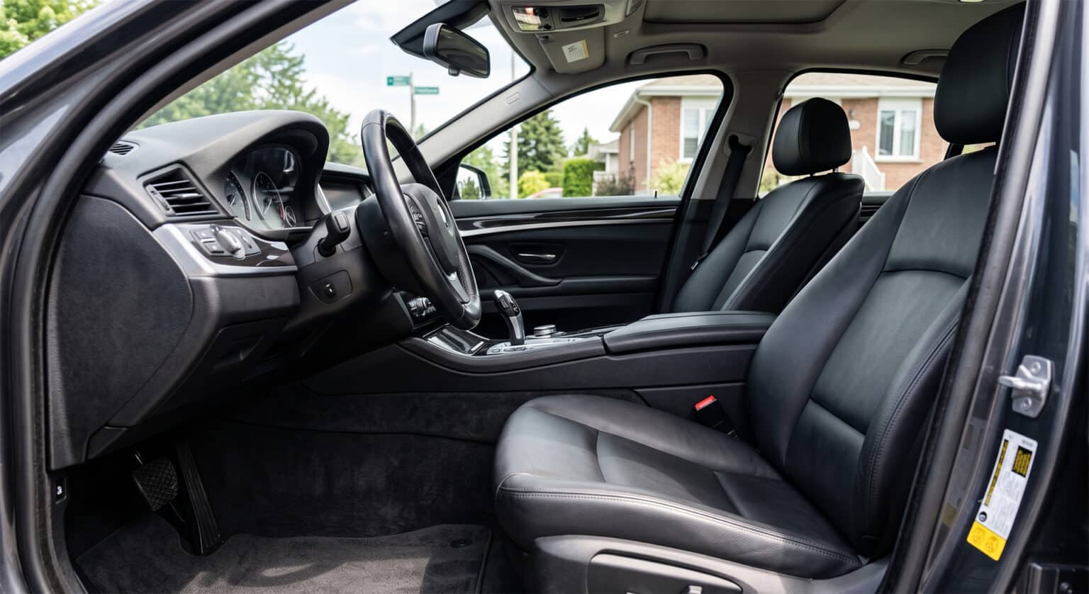 Comment éliminer les taches tenaces et les mauvaises odeurs de l'habitacle de votre voiture à Longueuil