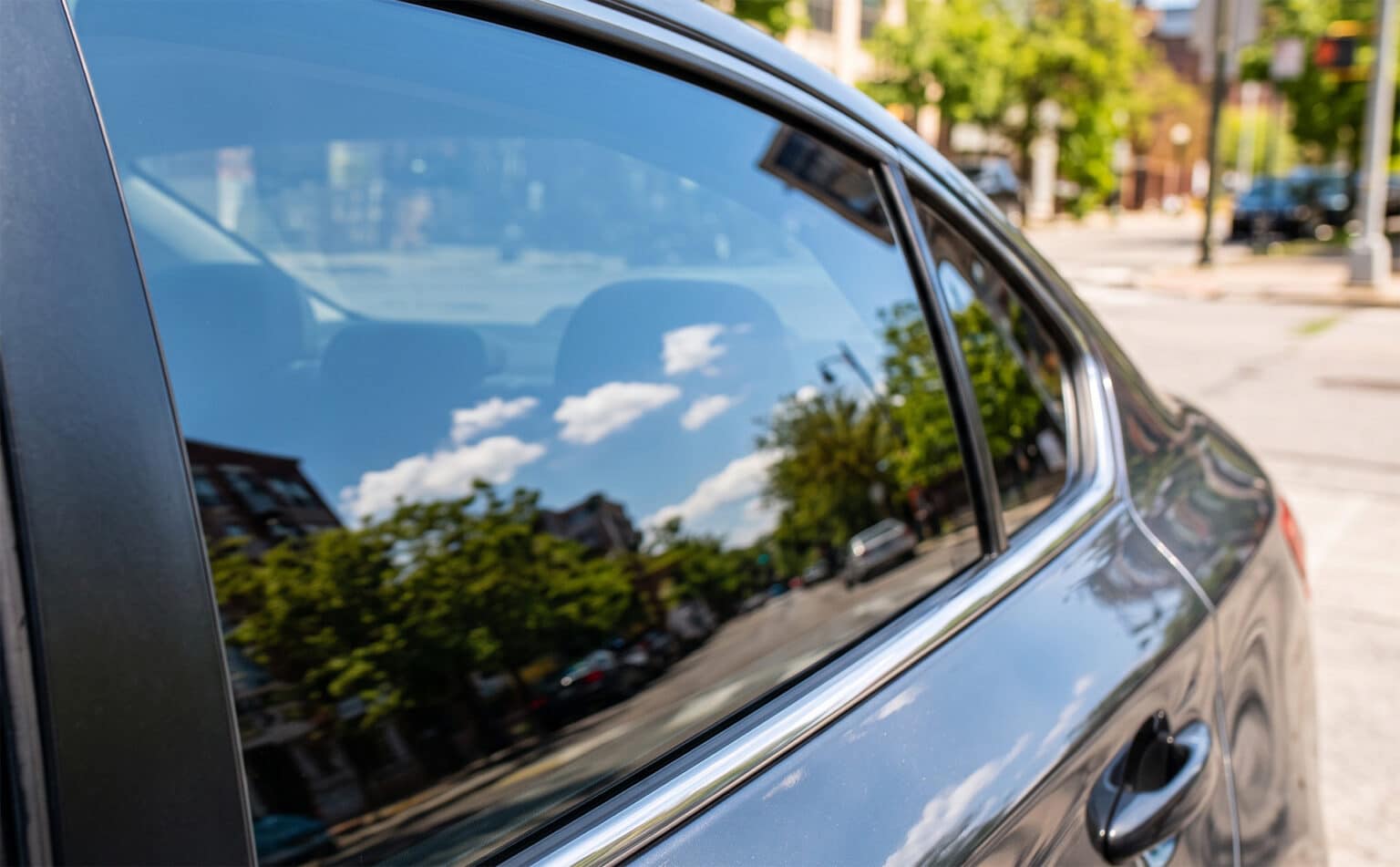 Pourquoi l'installation de vitres teintées est devenue essentielle pour les conducteurs de Saint-Hubert