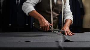 Confection de vêtements sur mesure (complets, chemises, tailleurs) pour une coupe parfaite et personnalisée.