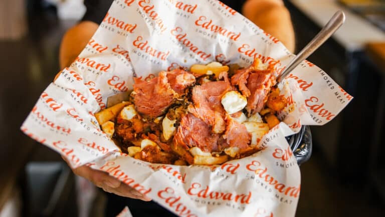 Où trouver la meilleure poutine garnie de viande fumée dans la région ?