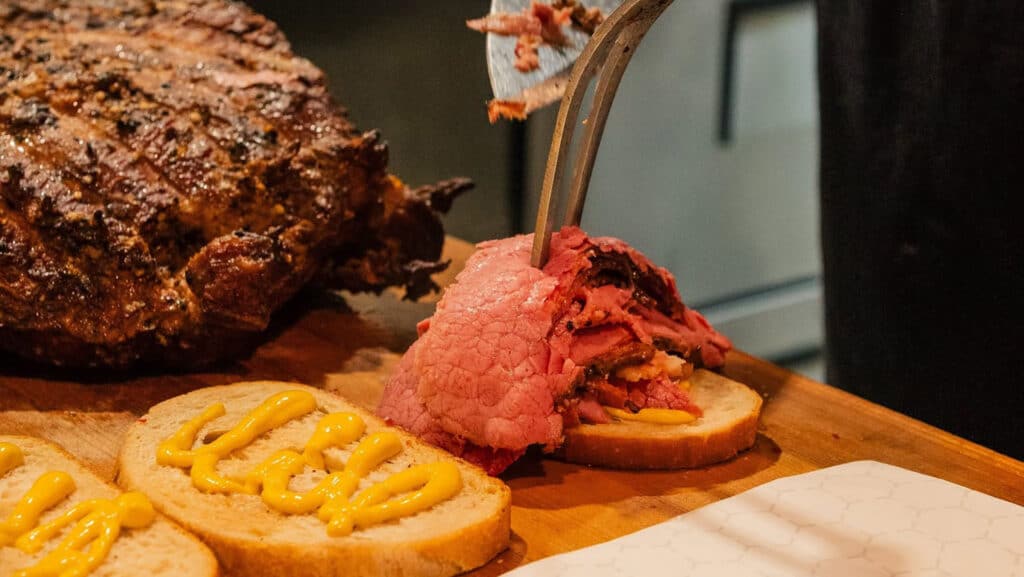 Où trouver le meilleur smoked meat authentique pour un dîner ou un événement à Boucherville