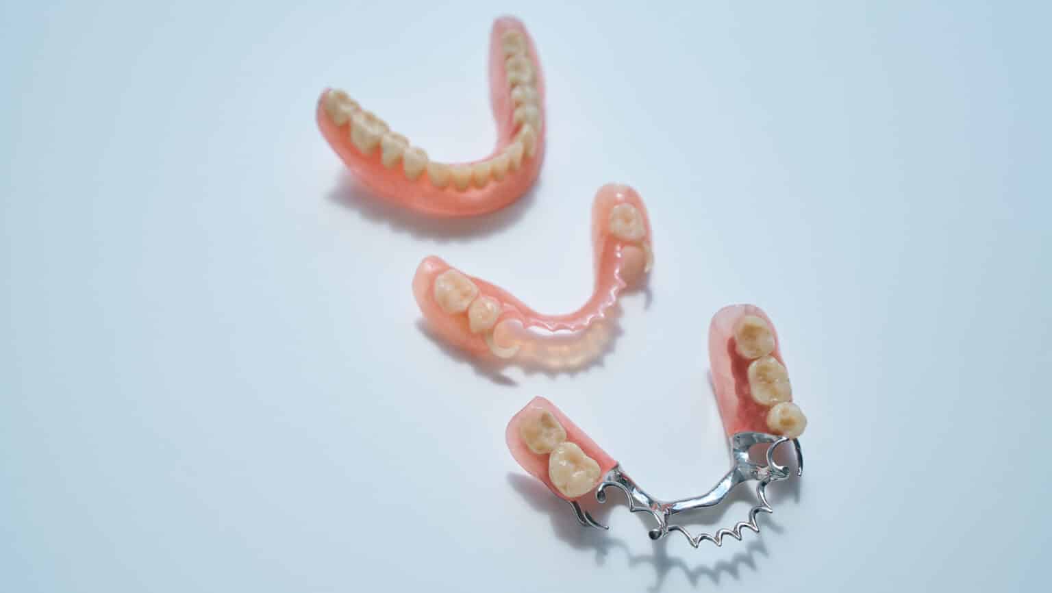 Prothèses dentaires partielles amovibles : Remplacer des dents manquantes sans chirurgie