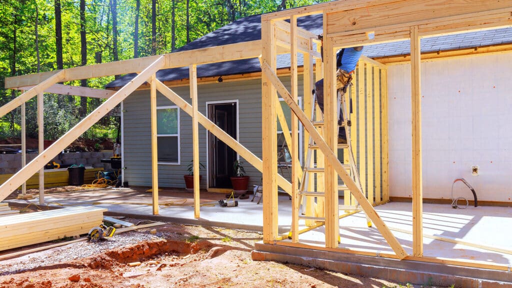 Rénovation résidentielle, agrandissement et mise aux normes structurelles.