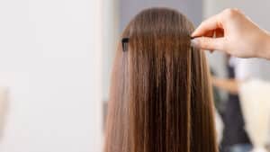 Dompter les frisottis : Solutions de lissage capillaire professionnel