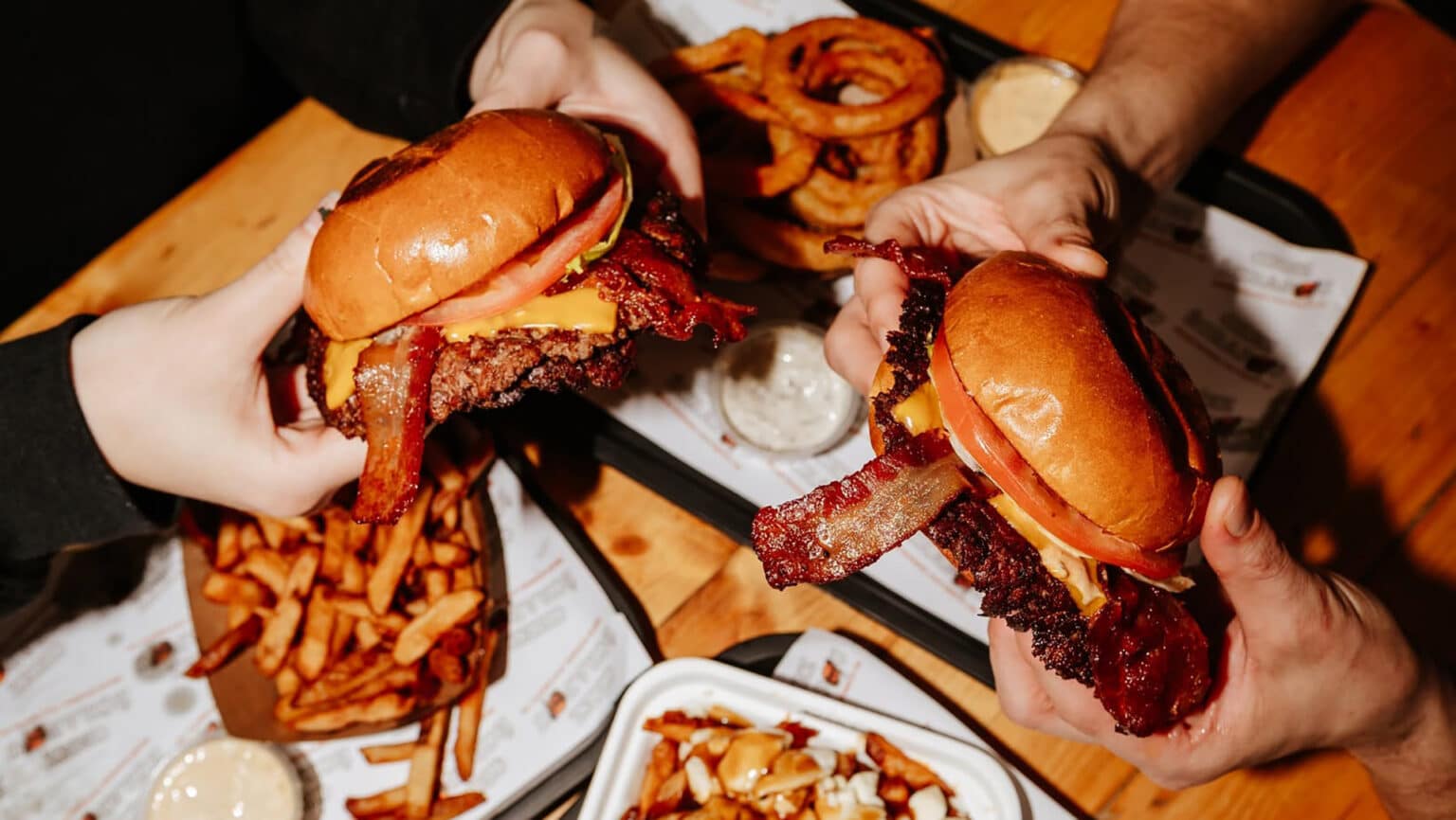 Où manger le meilleur smash burger et poutine à Longueuil : l'expérience cantine réinventée
