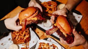 Où manger le meilleur smash burger et poutine à Longueuil : l'expérience cantine réinventée