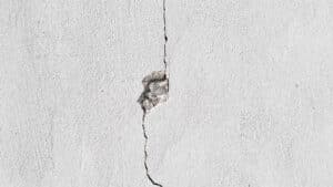 Réparation de fissures de fondation à Napierville : Guide technique