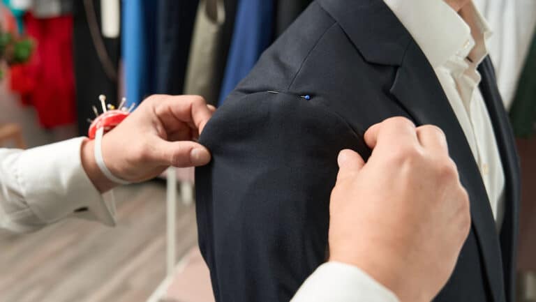 L'urgence des retouches de vêtements et l'ajustement sur mesure pour les événements